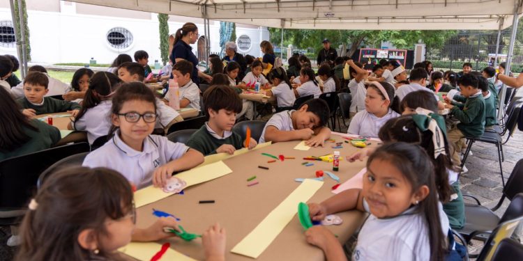 Estudiantes fortalecen su conocimiento con taller de recreación de tocados mayas
