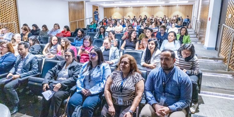 Capacitan sobre el uso de SIAMED WEB para fortalecer la gestión de registros farmacéuticos