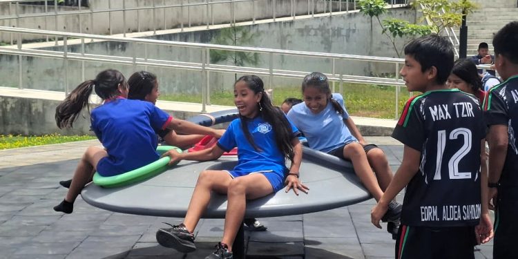 Niños y jovenes disfrutan de una “Mañana Deportiva” en el Parque de la Paz, Cobán