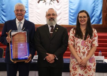 El Dr. Marco Antonio Sagastume Gemmell es condecorado con la Orden Ixim 2026 en el Palacio Nacional de la Cultura