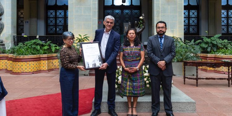 Confederación Sindical de Trabajadores y Trabajadoras de las Américas (CSA) es distinguida con el Cambio de la Rosa de la Paz por su trayectoria