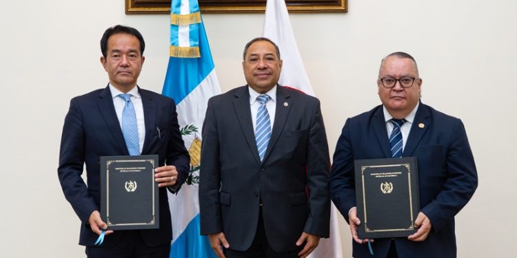 Vicecanciller Julio Orozco preside reunión con el cónsul honorario de Guatemala en Kioto