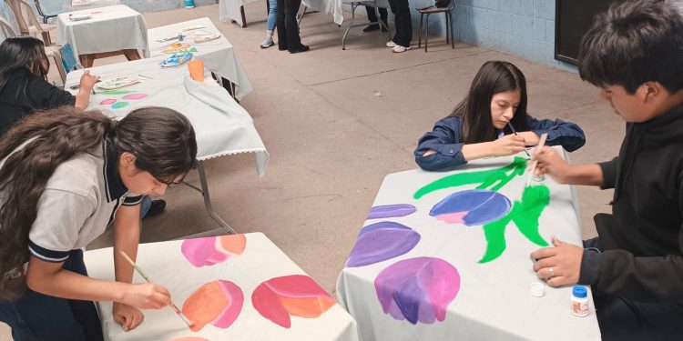 Jóvenes de Chiantla fortalecen sus capacidades artísticas con taller de pintura en tela