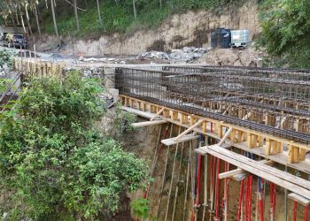 Supervisan uso de materiales para puente de doble vía en Tecpán