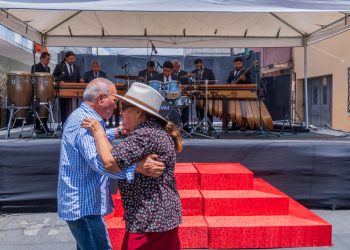 Marimba del Centro Cultural de Escuintla exalta las teclas morenas en la Avenida Elena por los 45 años del Teatro de Bellas Artes