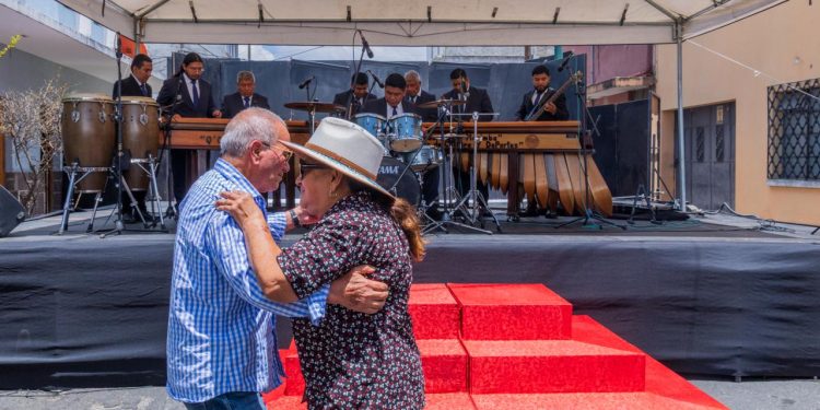 Marimba del Centro Cultural de Escuintla exalta las teclas morenas en la Avenida Elena por los 45 años del Teatro de Bellas Artes