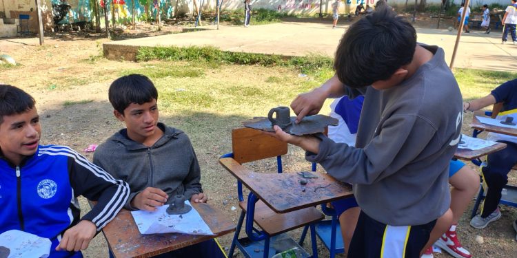 MCD fortalece el conocimiento de la alfarería Xinka entre estudiantes de Jutiapa