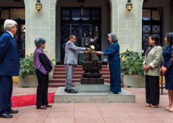 Pedro Castro López recibe la distinción del Cambio de la Rosa de la Paz
