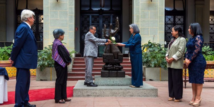 Pedro Castro López recibe la distinción del Cambio de la Rosa de la Paz