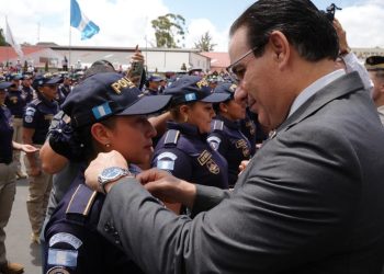 Nuevos policías de turismo velarán por la seguridad de visitantes a Guatemala