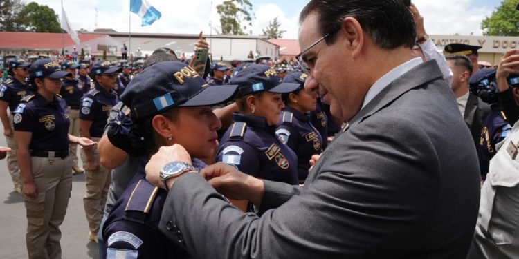 Nuevos policías de turismo velarán por la seguridad de visitantes a Guatemala
