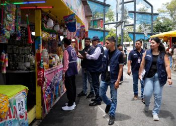 Realizan inspecciones en comercios de alimentos de la Feria de Jocotenango para resguardar la salud de los visitantes   ​