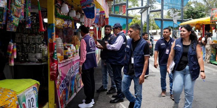 Realizan inspecciones en comercios de alimentos de la Feria de Jocotenango para resguardar la salud de los visitantes 