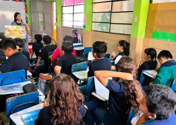 Estudiantes de San Miguel Petapa aprenden la tenencia responsable de animales