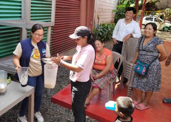 Mujeres aprende a elaborar bebida de ajonjolí para fortalecer la alimentación familiar