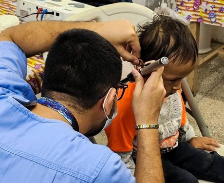 Hospital de San Benito refuerza atención integral con evaluaciones de la salud auditiva