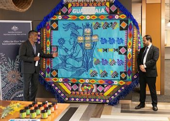 Barriletes gigantes llenan de color evento en Australia en conmemoración del Día Internacional de los Pueblos Indígenas
