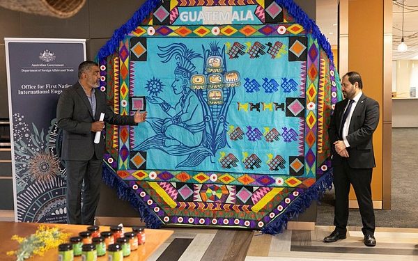 Barriletes gigantes llenan de color evento en Australia en conmemoración del Día Internacional de los Pueblos Indígenas
