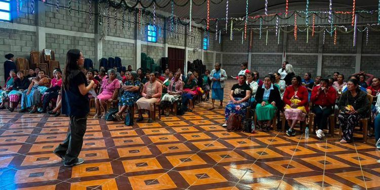 Comadronas fortalecen conocimientos de lactancia materna y alimentación complementaria