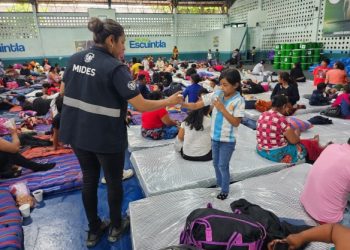 MIDES BRINDA ALIMENTACIÓN A FAMILIAS AFECTADAS POR LA ERUPCIÓN DEL VOLCÁN DE FUEGO