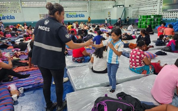 MIDES BRINDA ALIMENTACIÓN A FAMILIAS AFECTADAS POR LA ERUPCIÓN DEL VOLCÁN DE FUEGO