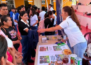 Feria informativa permite a los jóvenes conocer oportunidades del sector agrícola