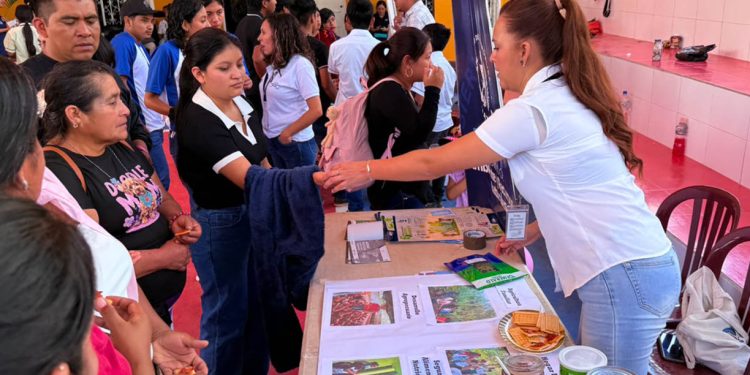 Feria informativa permite a los jóvenes conocer oportunidades del sector agrícola