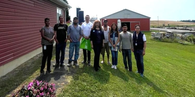 Consulado de Guatemala en Toronto supervisa condiciones laborales de connacionales en granja canadiense