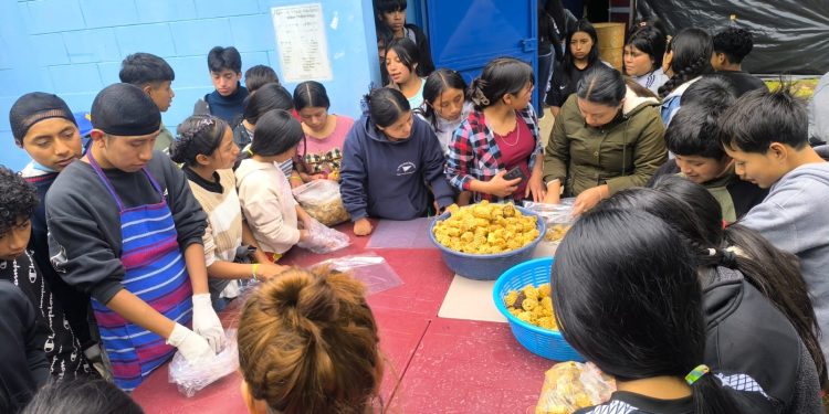 Jóvenes de CADER fortalecen conocimientos en producción de hongo ostra