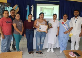 Hospital de Cuilapa reconoce trayectoria de enfermera tras 22 años de dedicación al servicio de la población