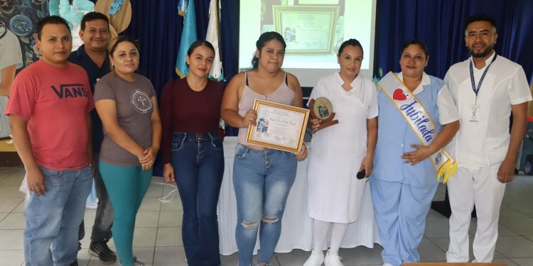 Hospital de Cuilapa reconoce trayectoria de enfermera tras 22 años de dedicación al servicio de la población