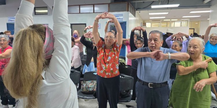 Jornada de salud en el San Juan de Dios fomenta el bienestar y la salud mental de adultos mayores