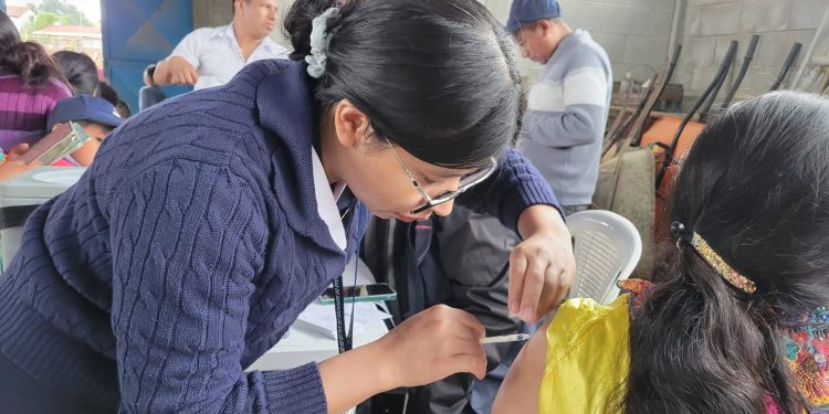 Intensificación de vacunación contra el sarampión permite aplicar en Quiché 18 mil dosis en un día