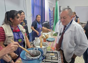 Hospital de Retalhuleu fortalece conocimientos sobre salud con pertinencia cultural