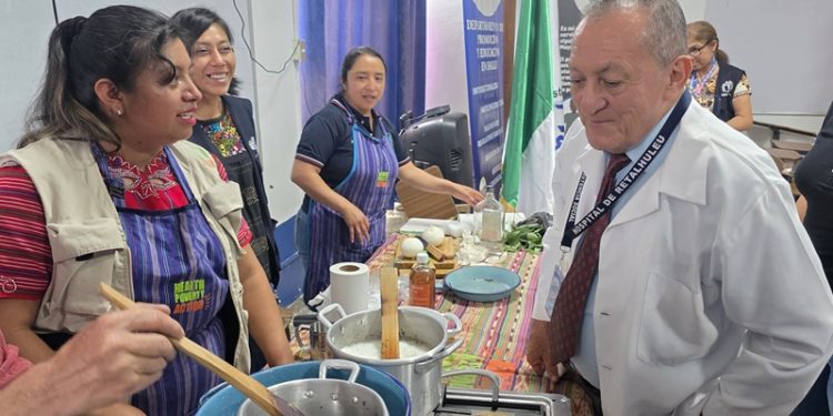 Hospital de Retalhuleu fortalece conocimientos sobre salud con pertinencia cultural