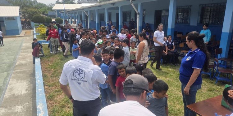 Estudiantes de Granados, Baja Verapaz, aprenden a prevenir el dengue de forma creativa