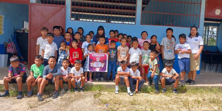 Hogares y escuelas se suman a la prevención del dengue en comunidades del suroriente de Petén