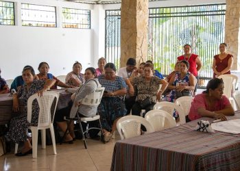 Comadronas y personal de salud amplían conocimientos sobre atención materno-infantil en Petén