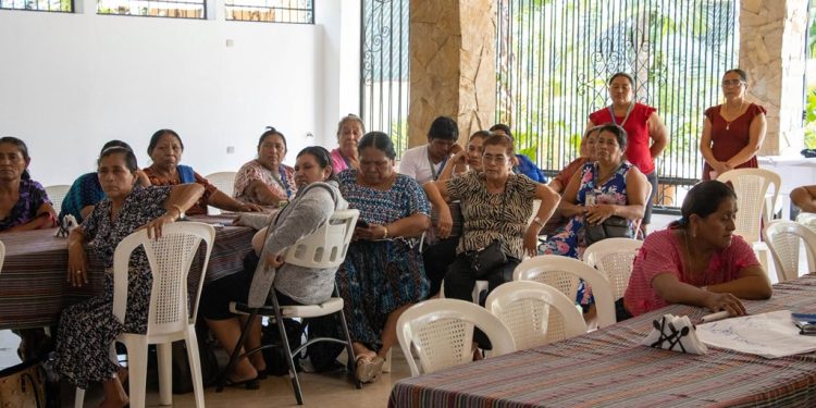 Comadronas y personal de salud amplían conocimientos sobre atención materno-infantil en Petén