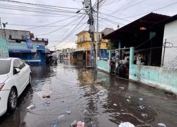 Ambiente cálido y lluvias continuarán: evitemos que la basura obstruya los drenajes