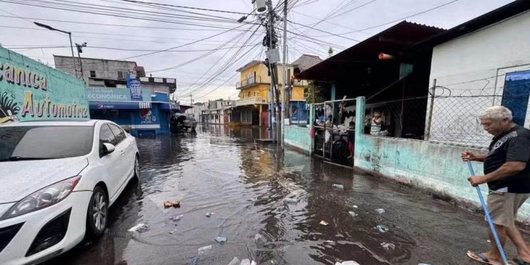 Ambiente cálido y lluvias continuarán: evitemos que la basura obstruya los drenajes