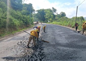 Avanza el asfaltado de más de 12 kilómetros en la ruta Llano Las Pitas–Anguiatú
