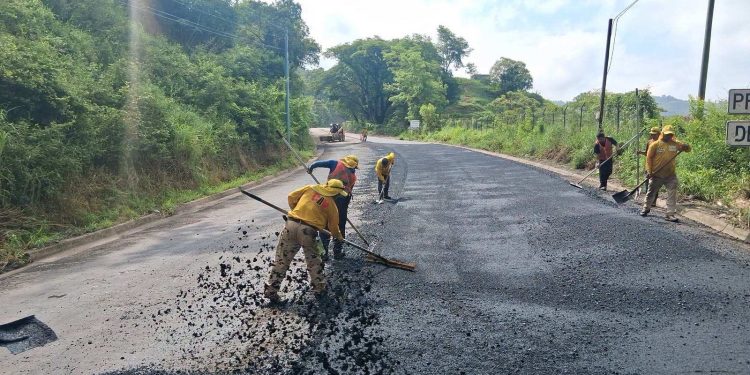Avanza el asfaltado de más de 12 kilómetros en la ruta Llano Las Pitas–Anguiatú