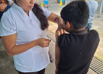 Salubristas de Santiago Atitlán avanzan con la aplicación de más de mil vacunas contra el sarampión en plan de intensificación