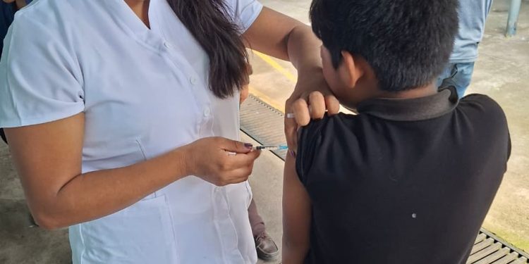 Salubristas de Santiago Atitlán avanzan con la aplicación de más de mil vacunas contra el sarampión en plan de intensificación