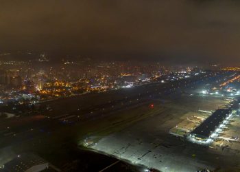 Avanza mantenimiento y modernización de luces de pista del Aeropuerto La Aurora