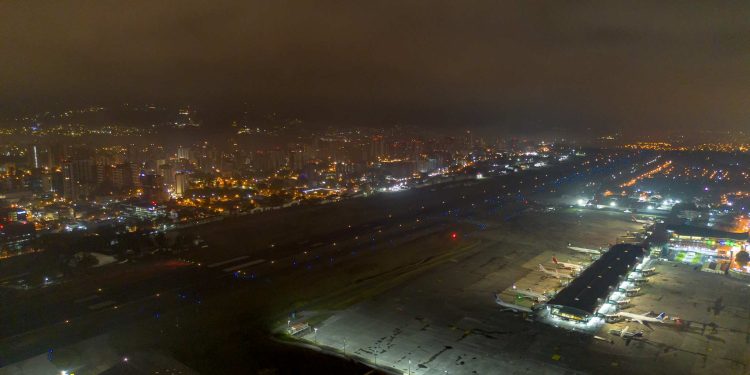 Avanza mantenimiento y modernización de luces de pista del Aeropuerto La Aurora