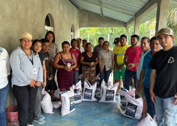Agricultoras de cuatro departamentos reciben insumos para fortalecer la agricultura familiar