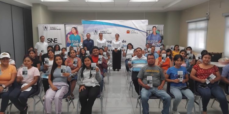 Mintrab inicia charlas informativas para optar a becas en Suchitepéquez