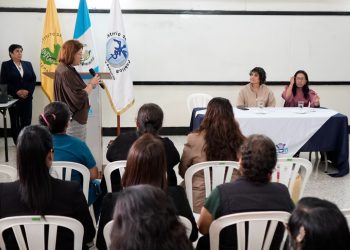 Salud imparte conferencia sobre prevención y atención oportuna del cáncer de mama a personal del INFOM